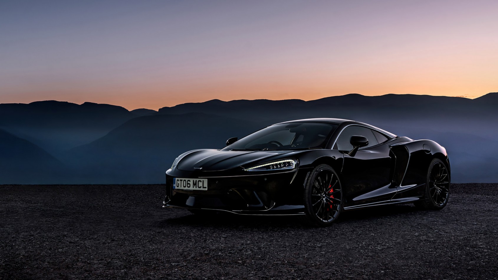 McLaren GT o zachodzie słońca