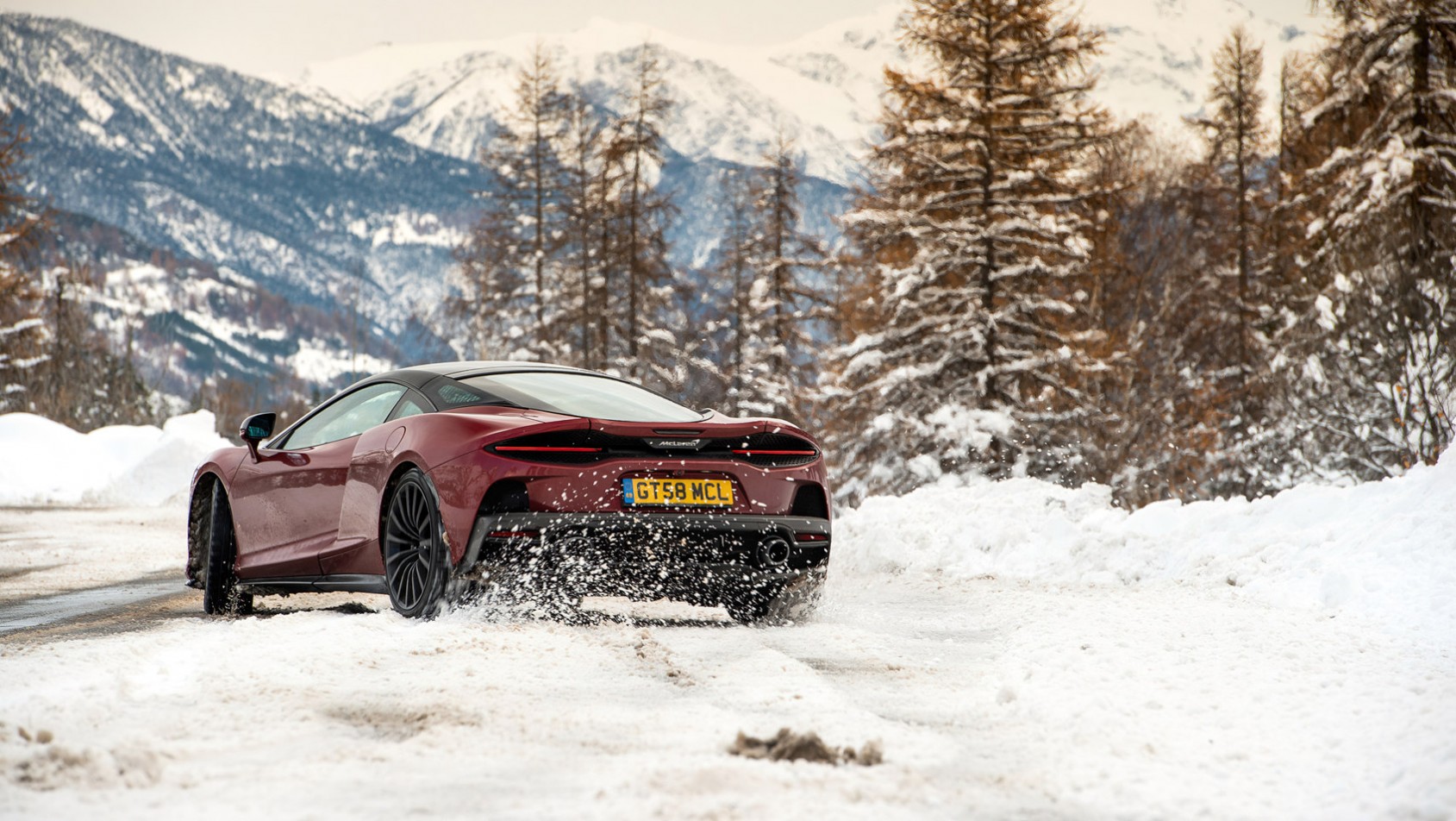 McLaren GT na śniegu