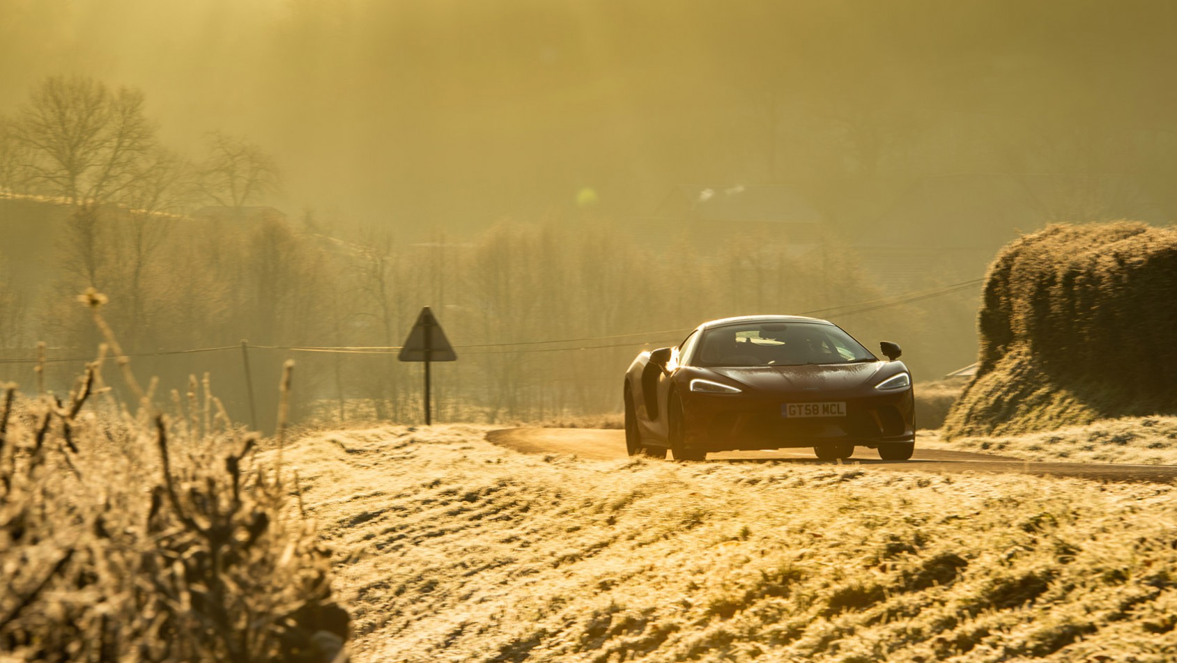 McLaren GT na ośnieżonej drodze