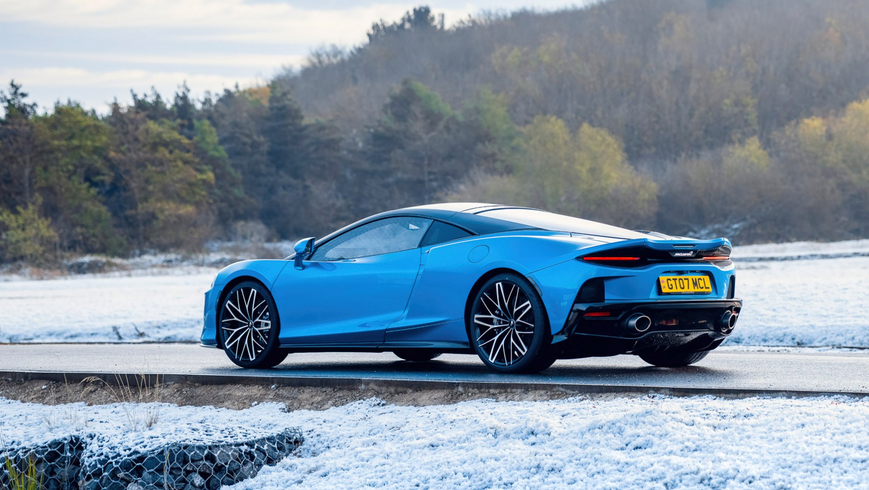 McLaren GT wsród śnieżnych dróg