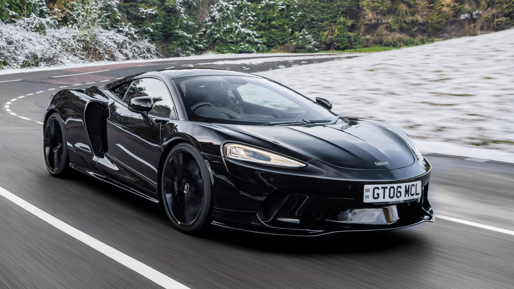 McLaren GT black na zakręcie