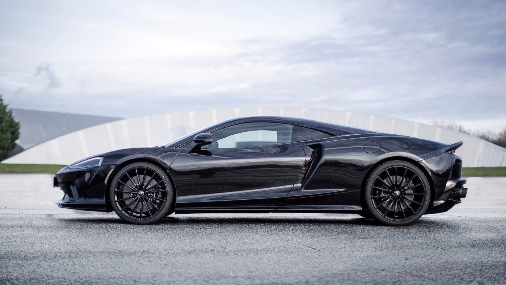McLaren GT black sylwetka z boku