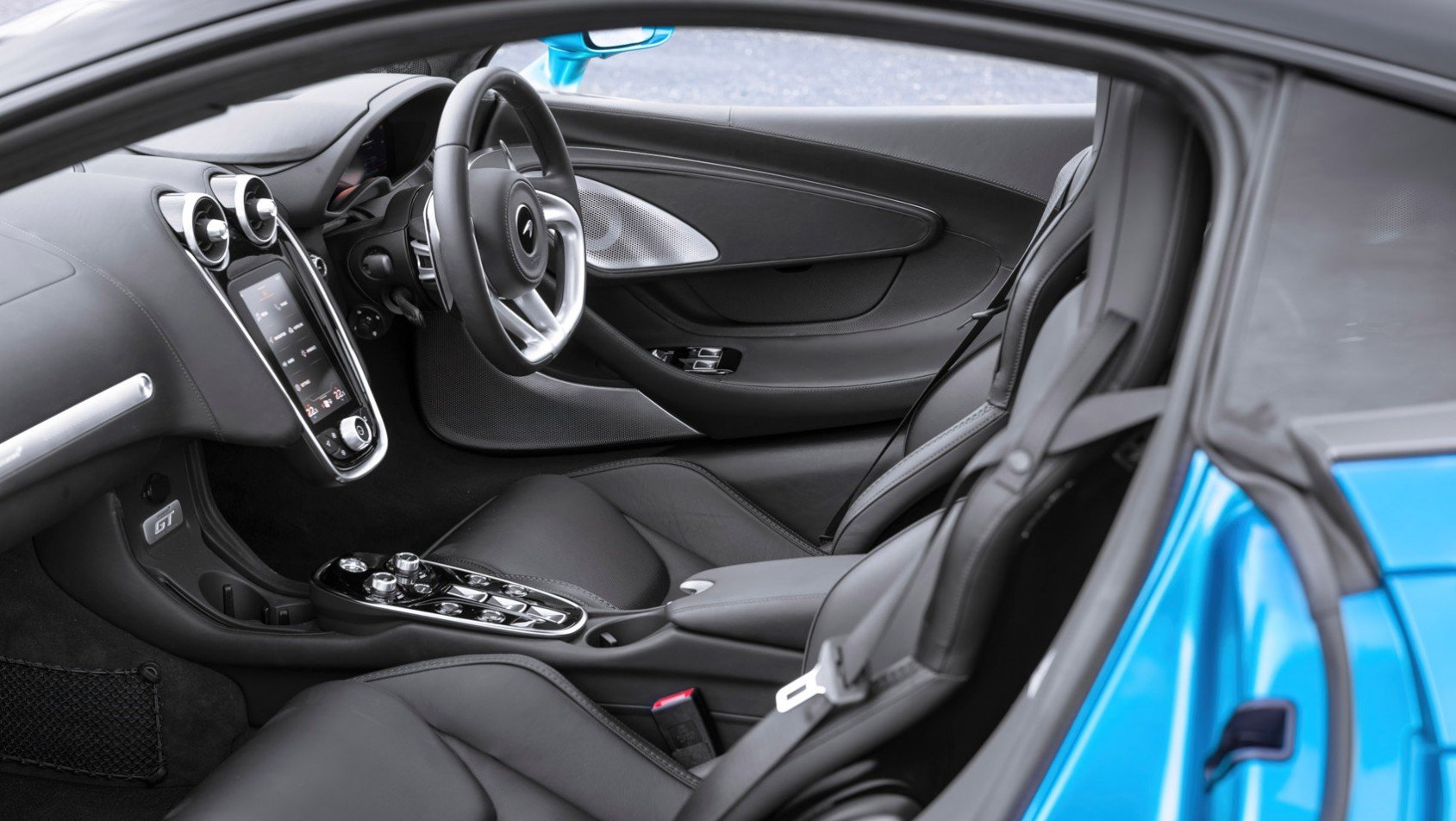 McLaren GT wnętrze w czerni