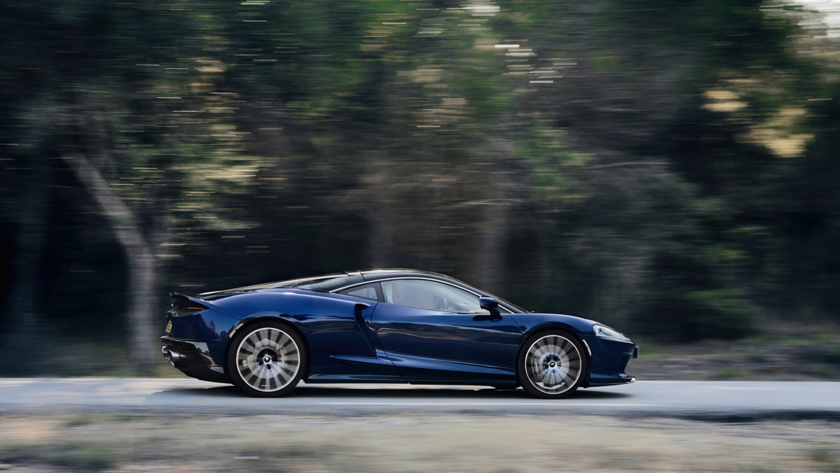 McLaren GT black w ruchu