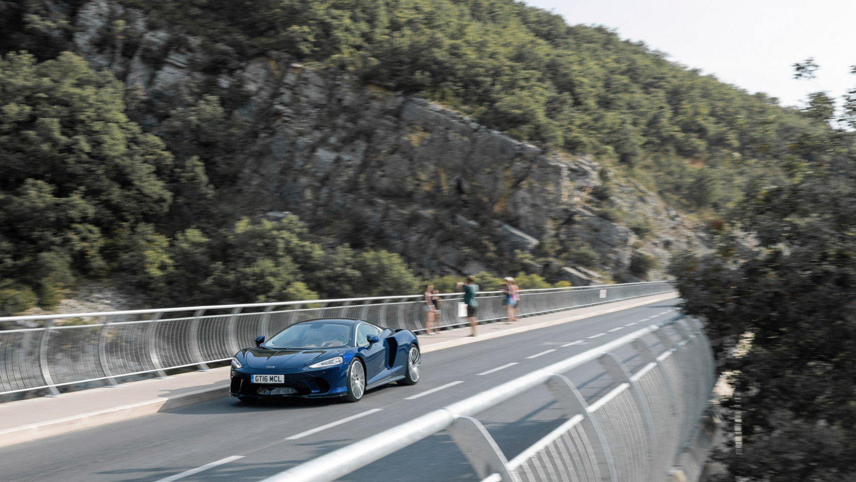 McLaren GT na górskiej drodze