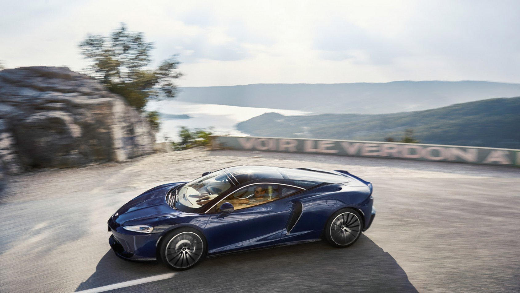 McLaren GT na tle krajobrazu