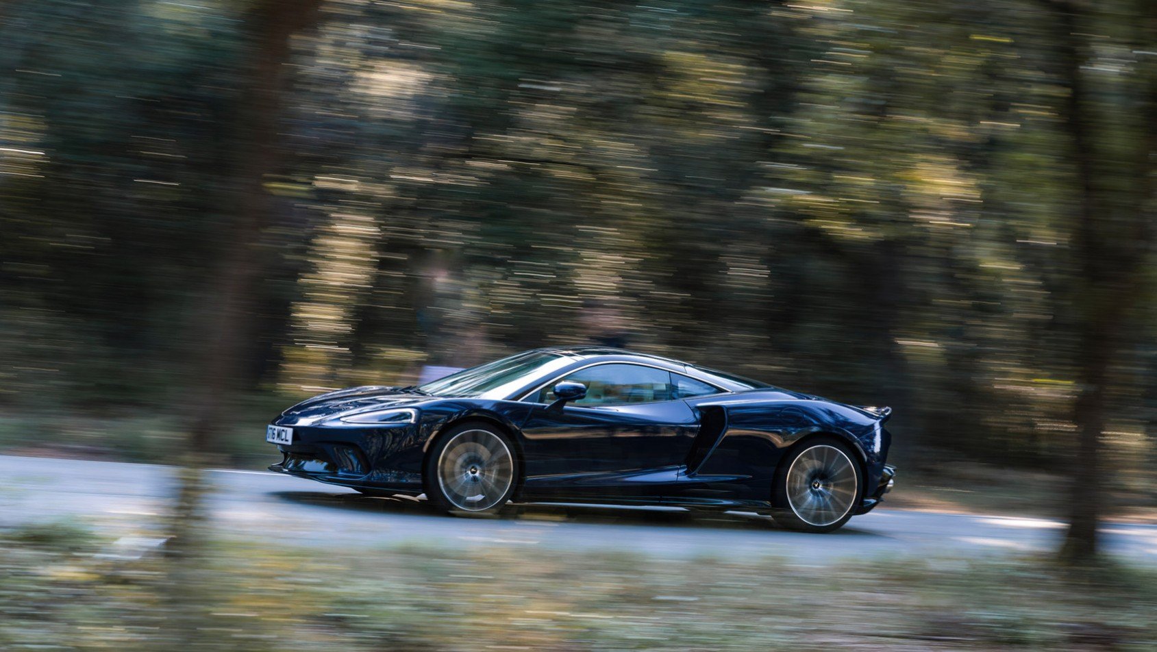 McLaren GT black wśród zieleni