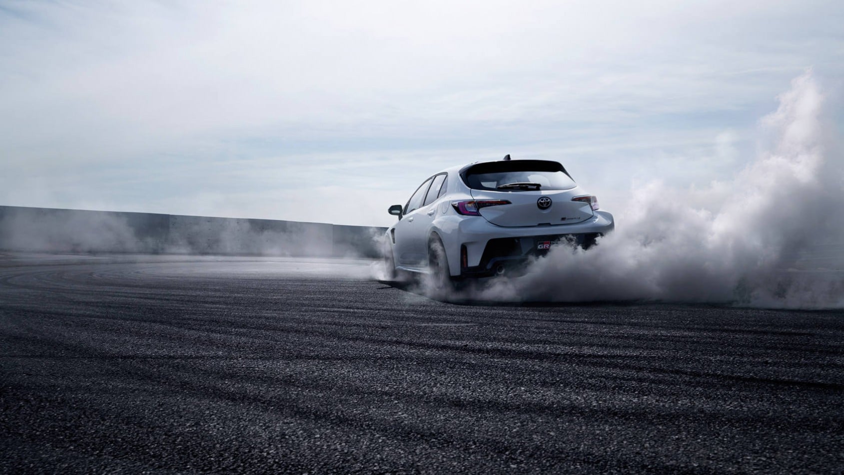 Toyota Corolla GR na żwirze