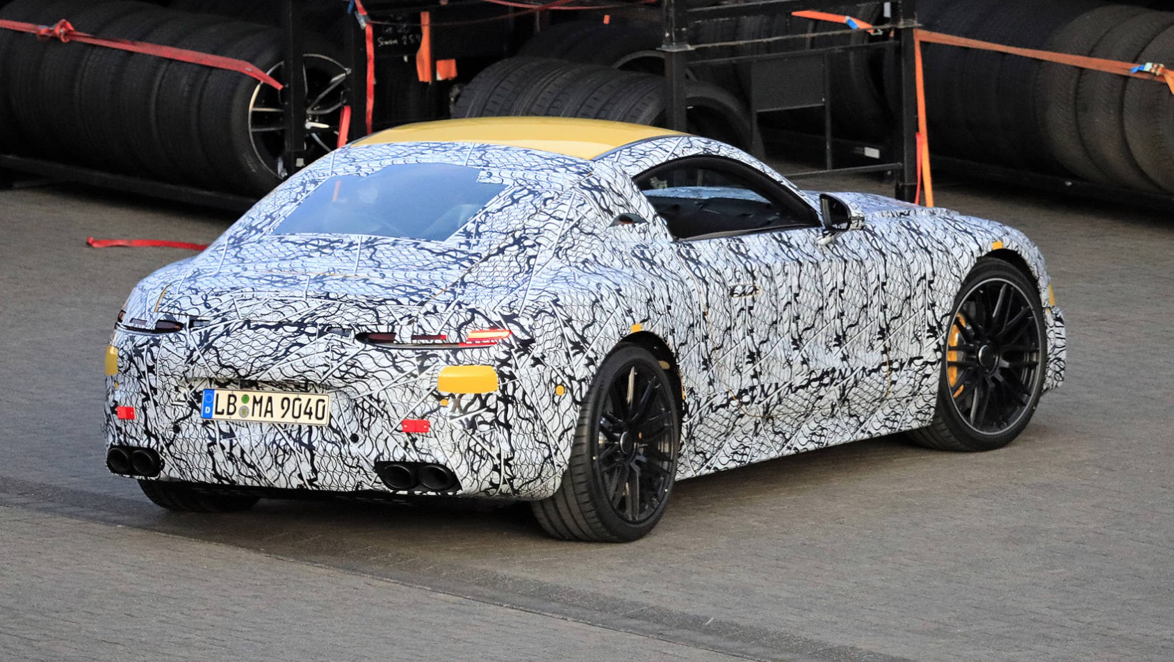 Mercedes AMG GT - wyjeżdża na tor