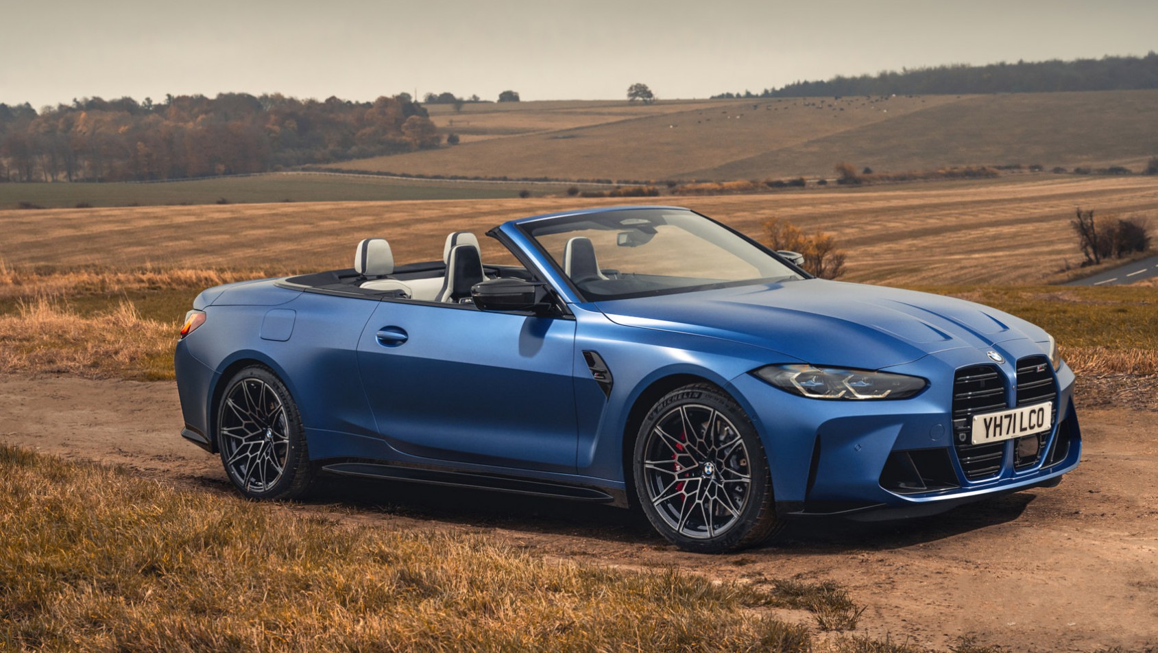 BMW M4 Competition xDrive na poboczu