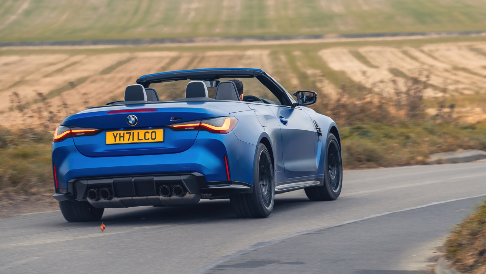 BMW M4 Competition Cabrio sylwetka z tyłu