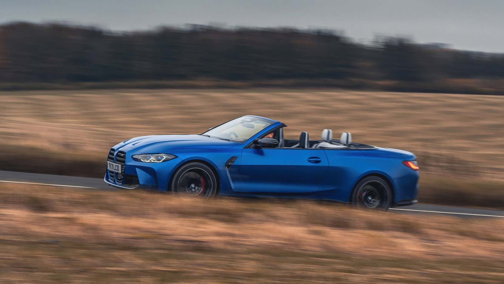 BMW M4 Competition Cabrio z boku