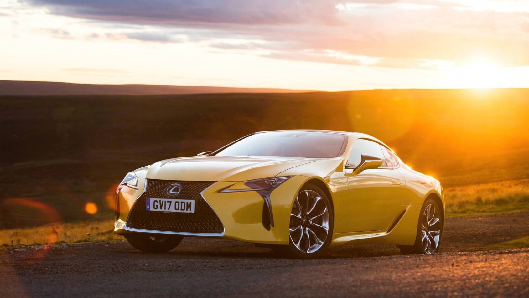 Lexus LC500 na tle zachodzącego słońca