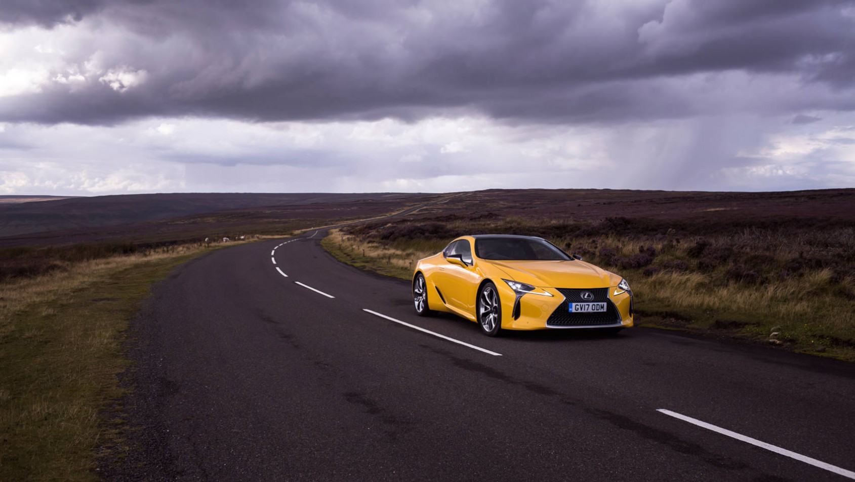 Lexus LC500 za zakrętem