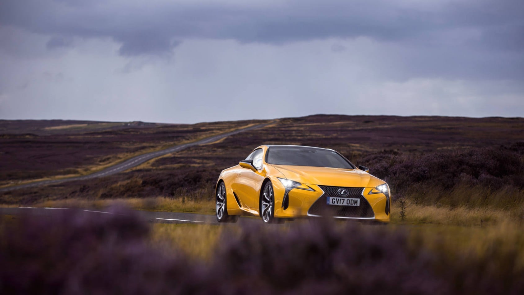 Lexus LC500 na tle krajobrazu