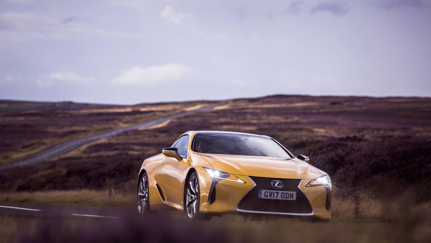 Lexus LC500 sylwetka z przodu