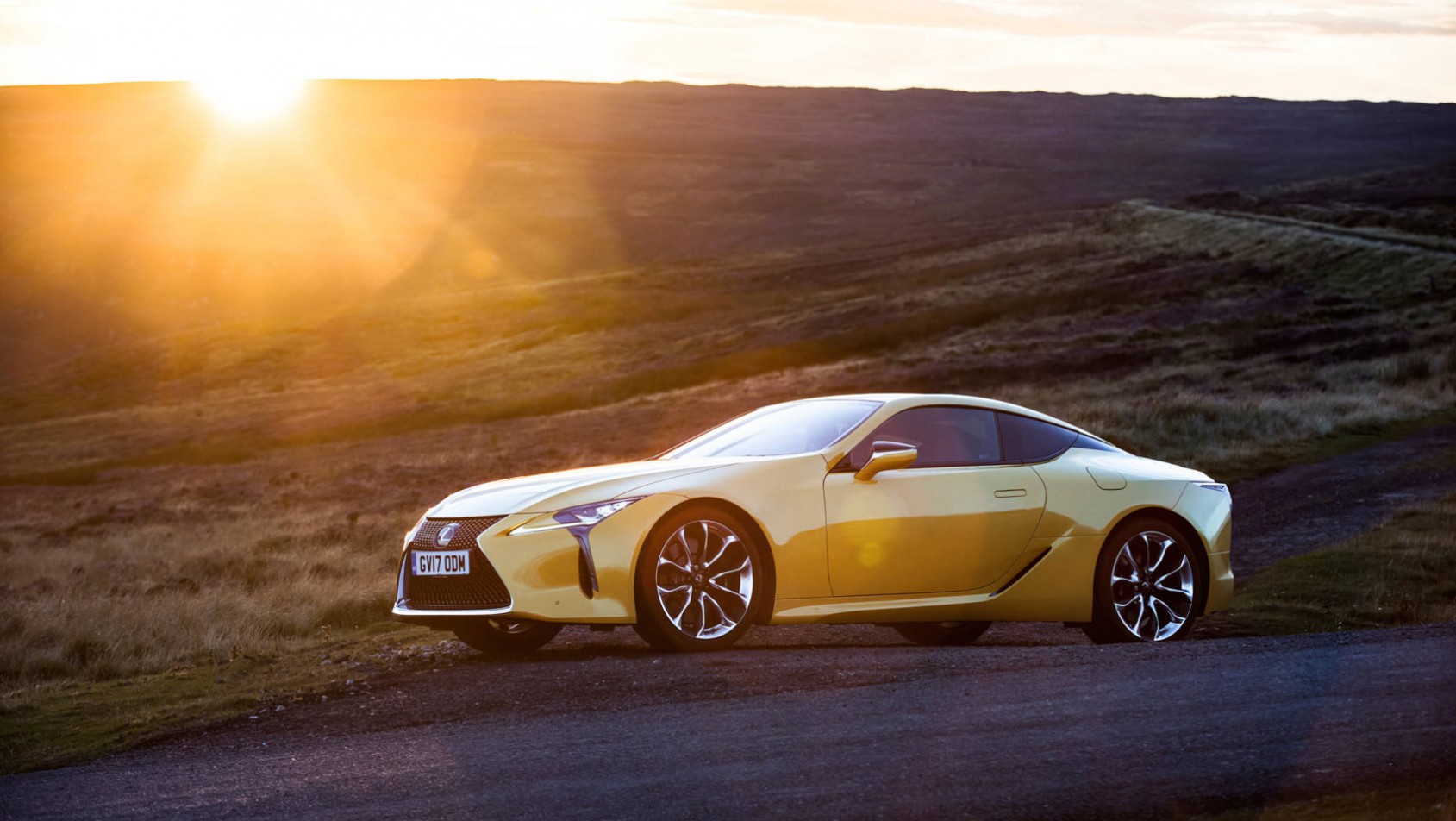 Lexus LC500 sylwetka z boku