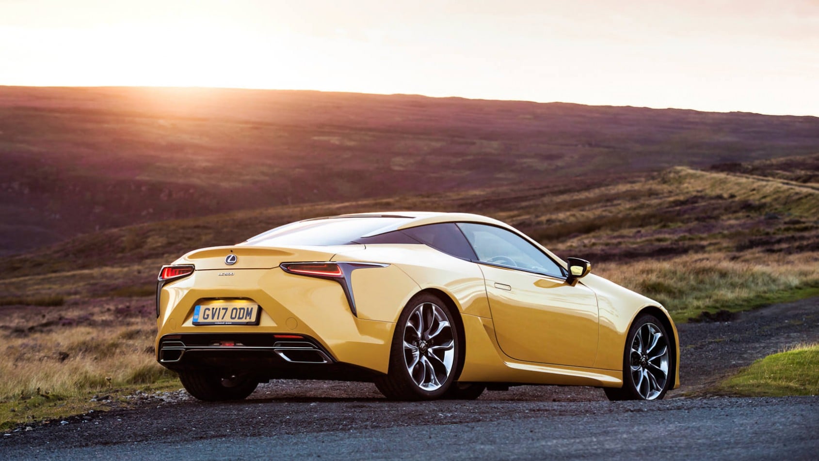 Lexus LC500 na poboczu