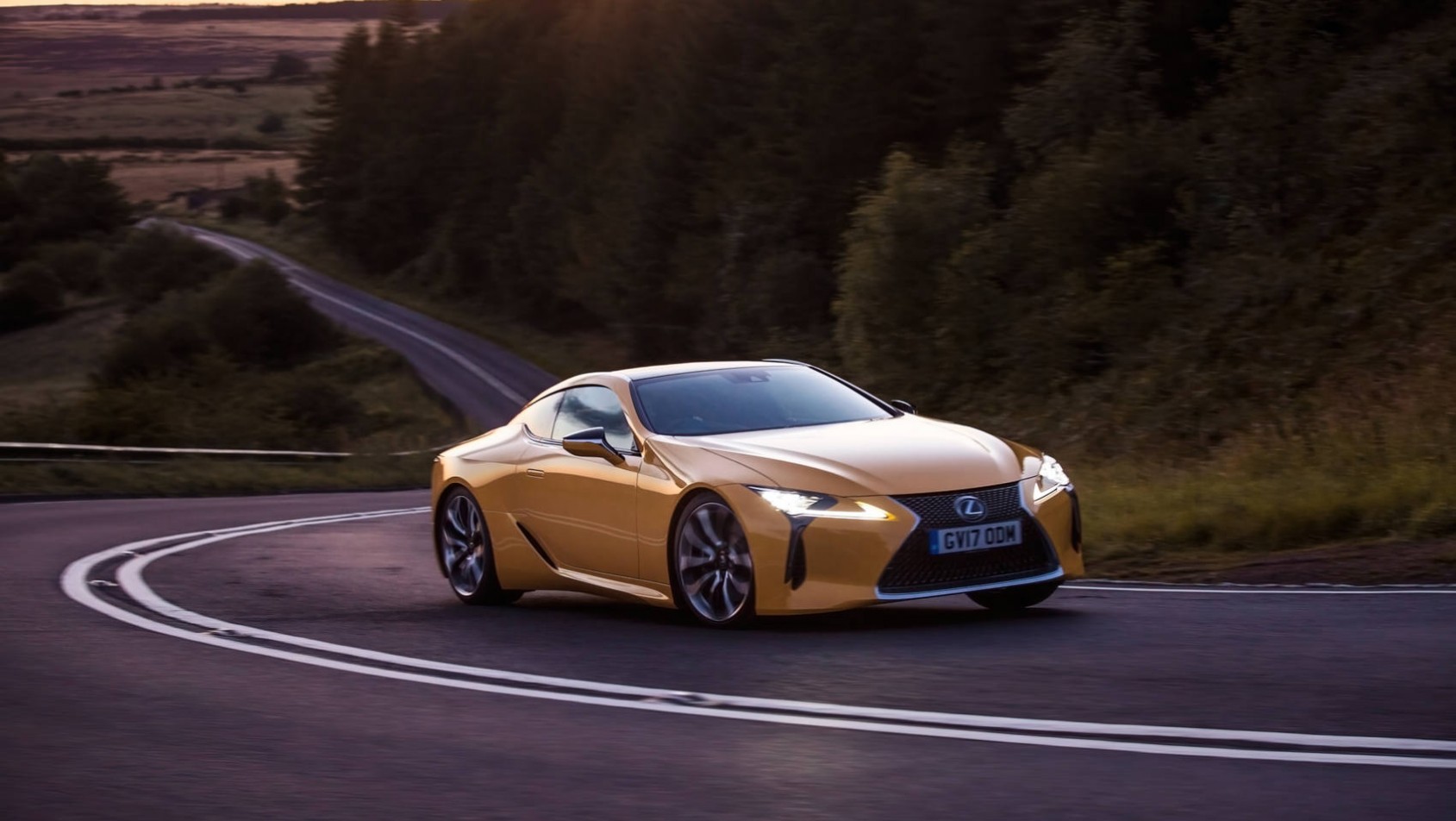 Lexus LC500 na krętej drodze