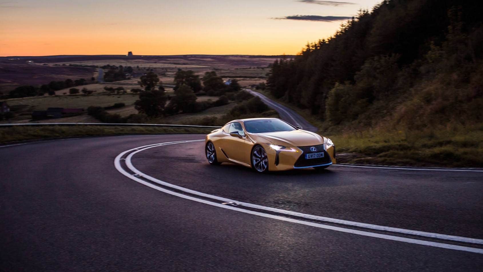 Lexus LC500 na zakręcie