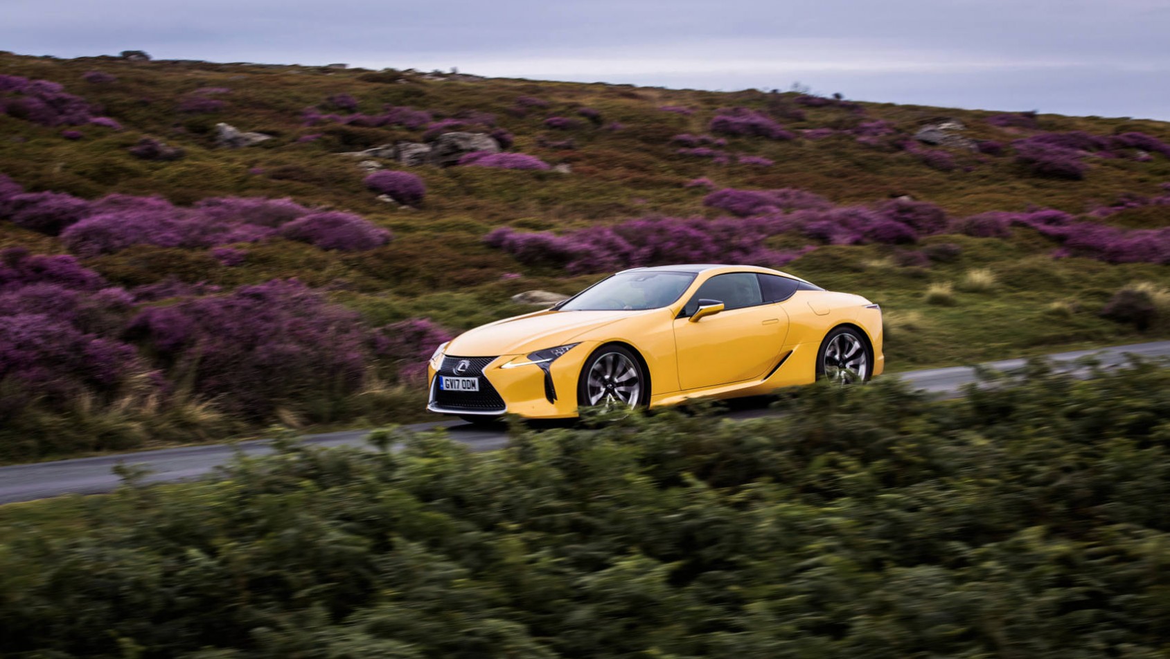 Lexus LC500 poruszające się po drogach