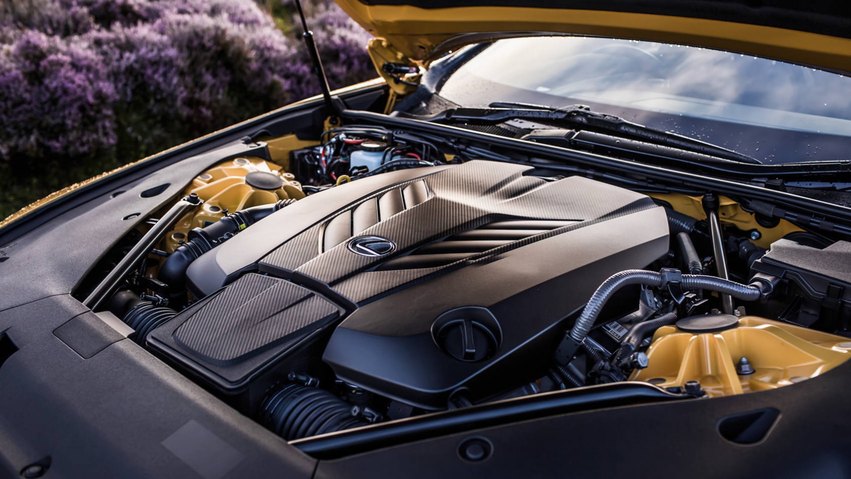 Lexus LC500 pod maską