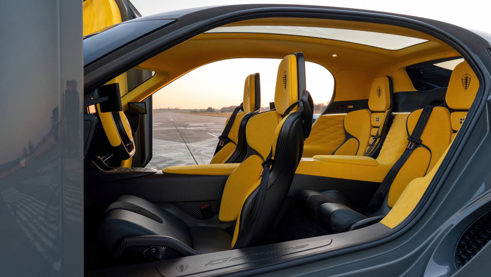 Koenigsegg Gemera - wnętrze w odważnych barwach