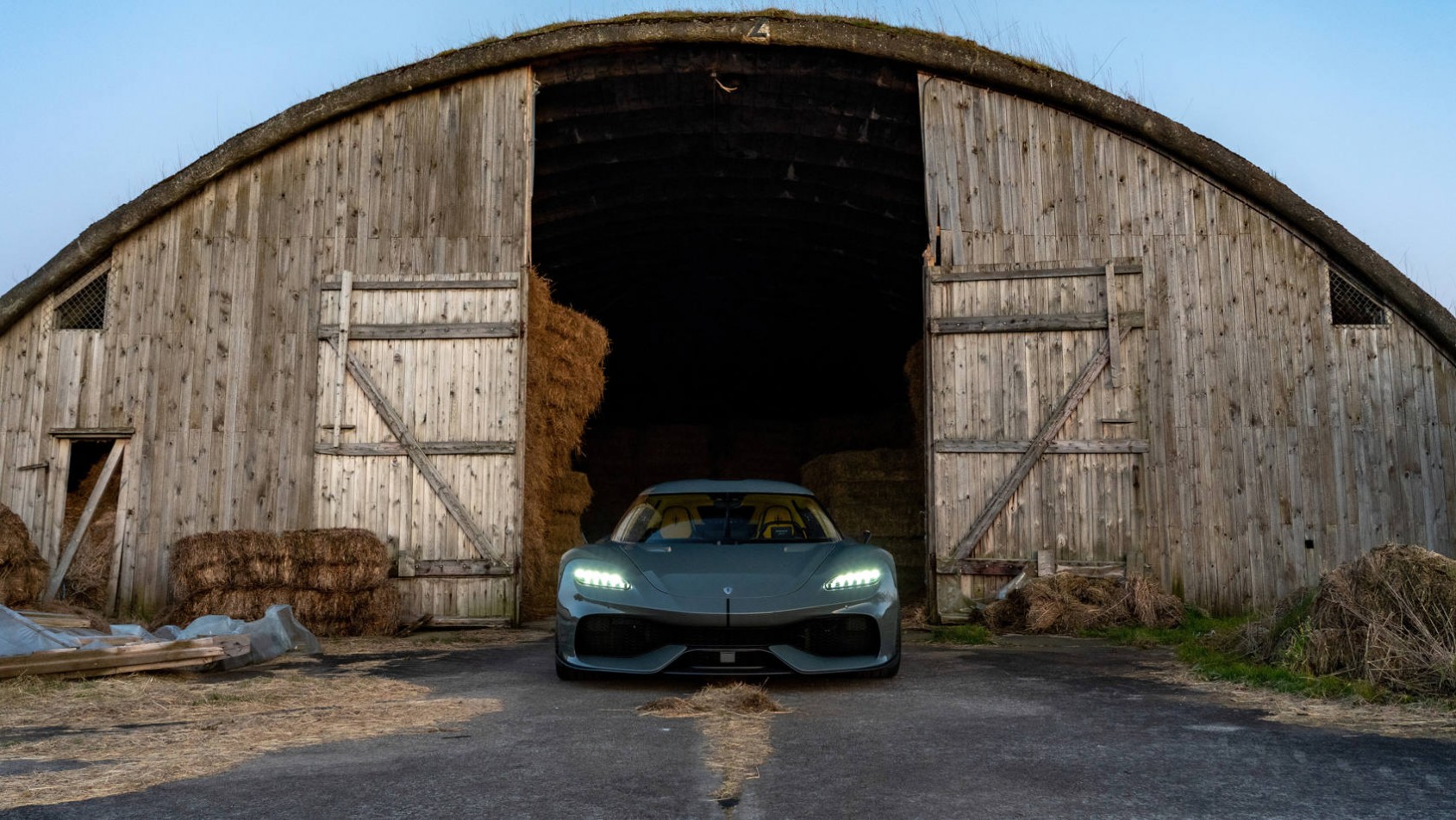Koenigsegg Gemera - nowoczesne auto w stodole? Cóż za kontrasty.