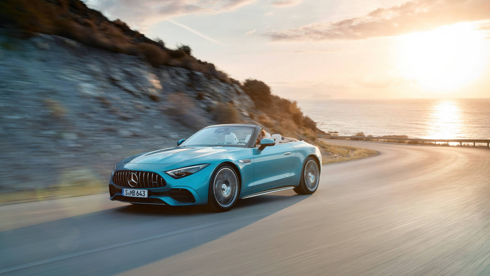 Debiutuje Mercedes-AMG SL43 Mercedes SL43 na tle krajobrazu