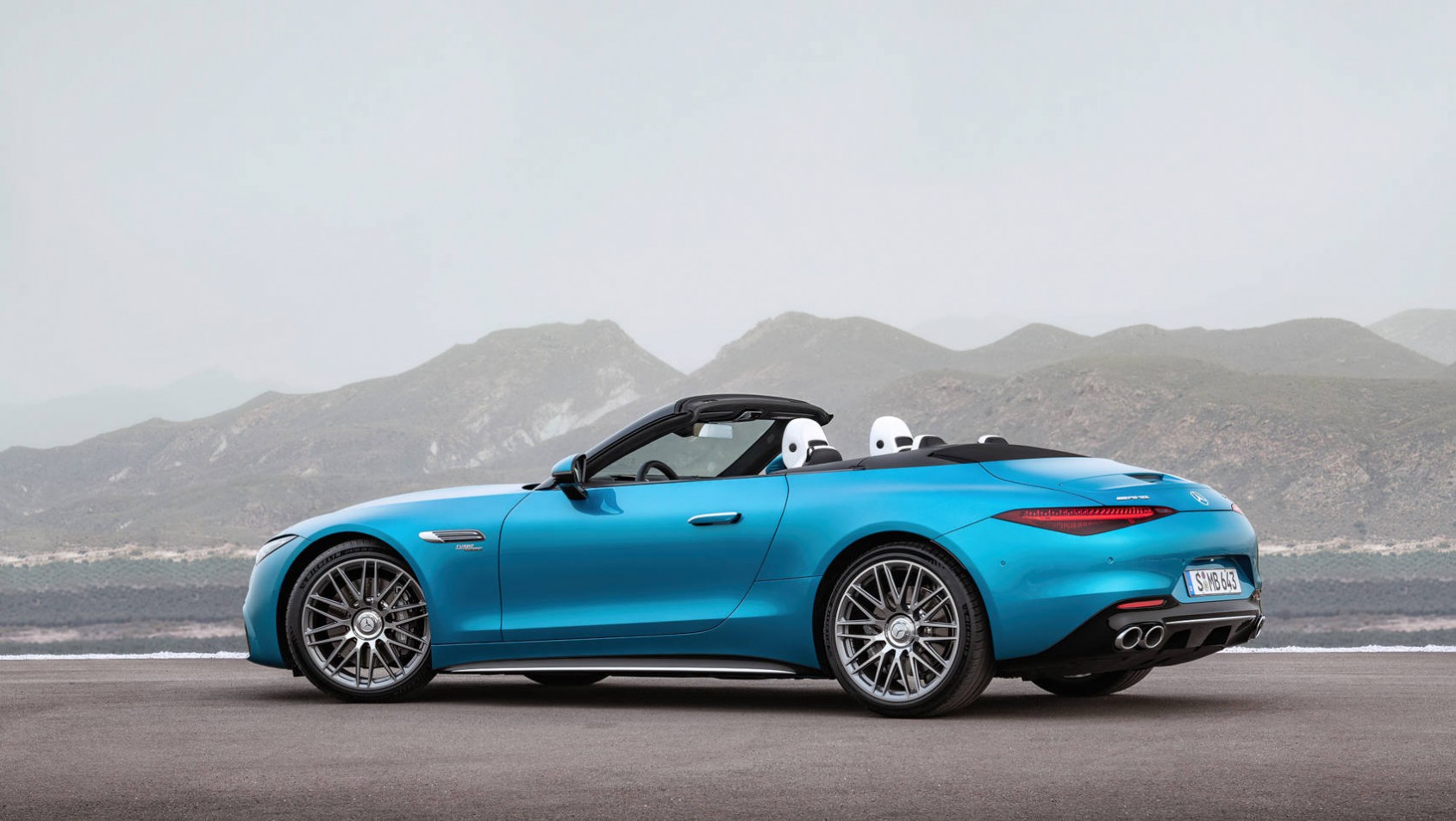 Debiutuje Mercedes-AMG SL43 Mercedes-AMG SL43 na tle wzgórz