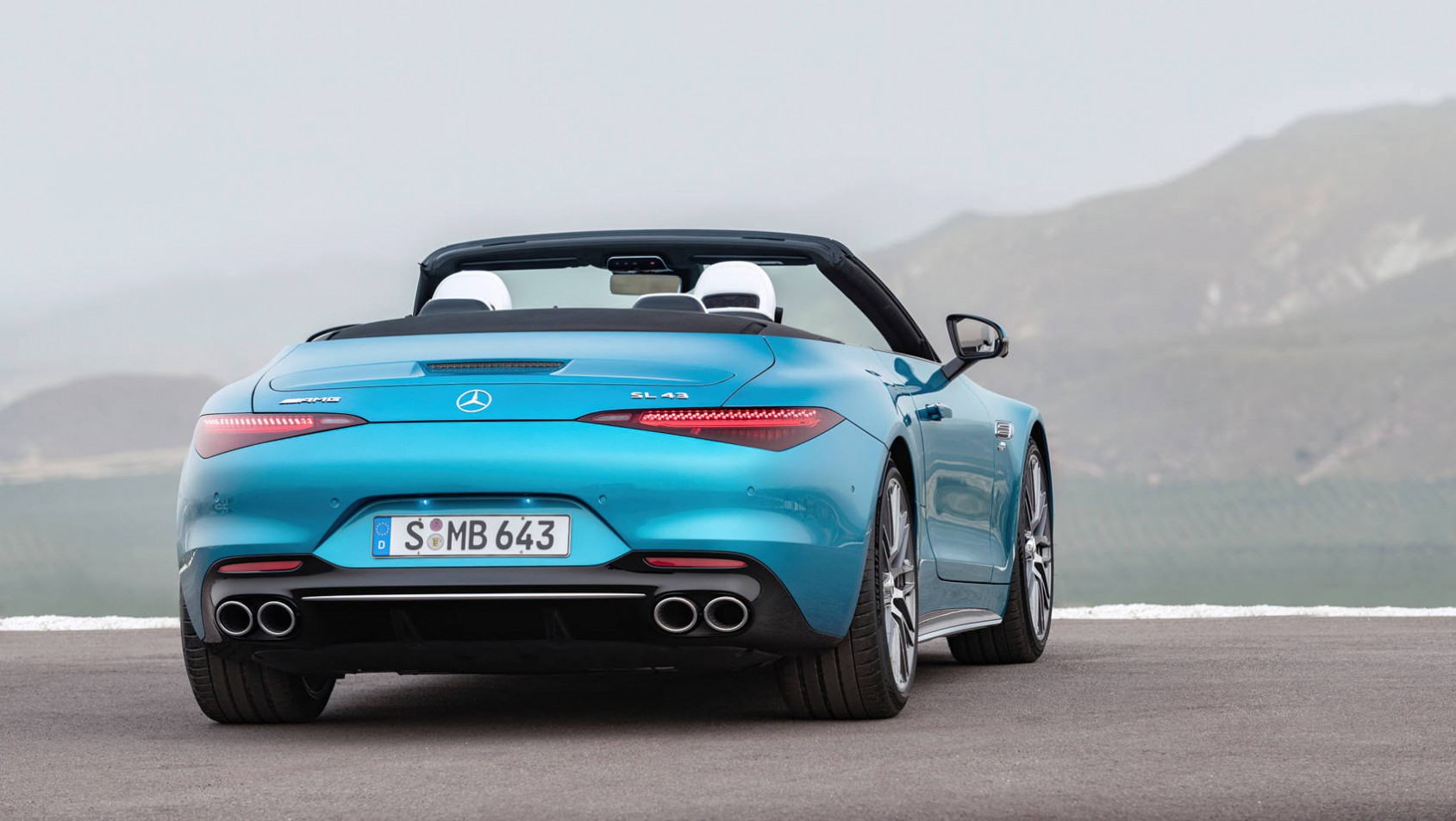 Debiutuje Mercedes-AMG SL43 Mercedes-AMG SL43 - zbliżenie na tył auta