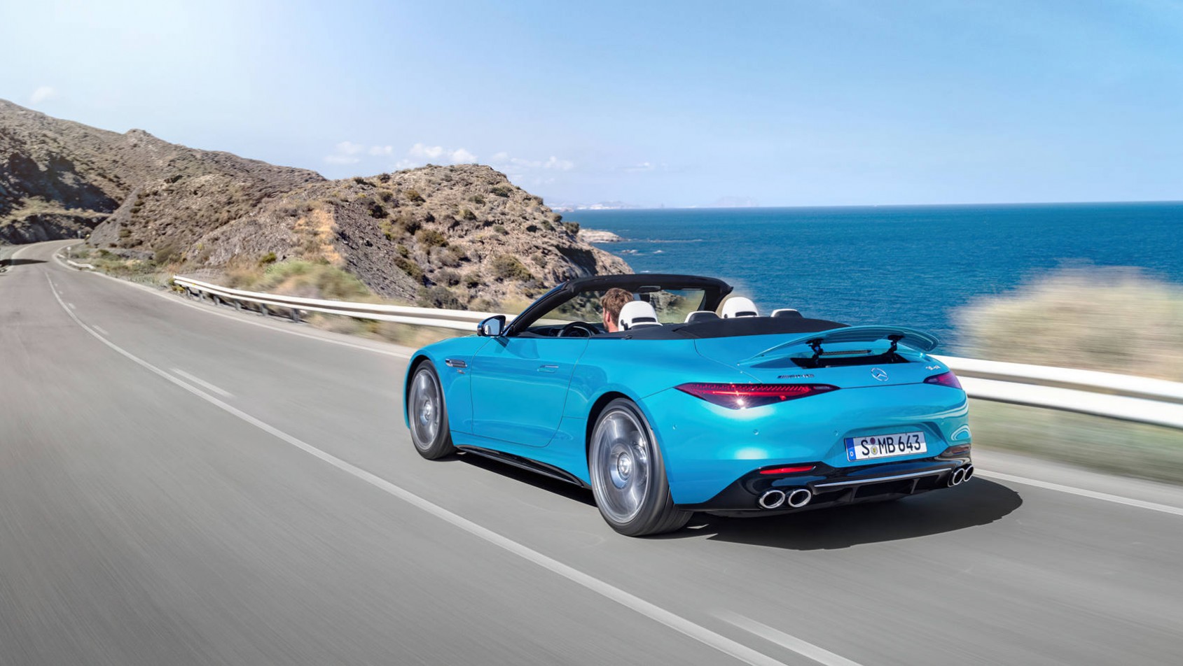 Debiutuje Mercedes-AMG SL43 Mercedes-AMG SL43 na drodze - w tle morze
