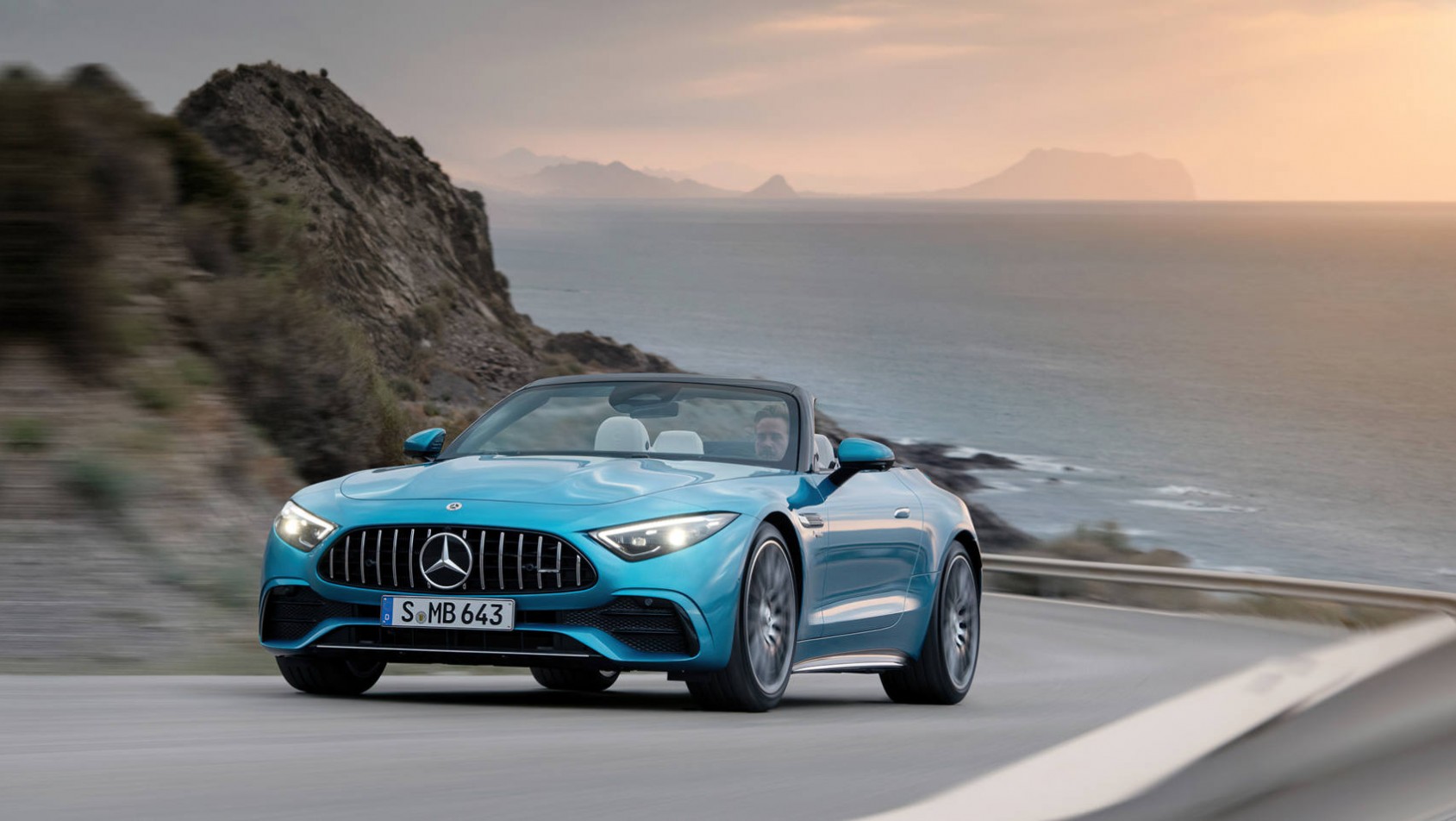 Debiutuje Mercedes-AMG SL43 Mercedes-AMG SL43 na tle zachodzącego słońca
