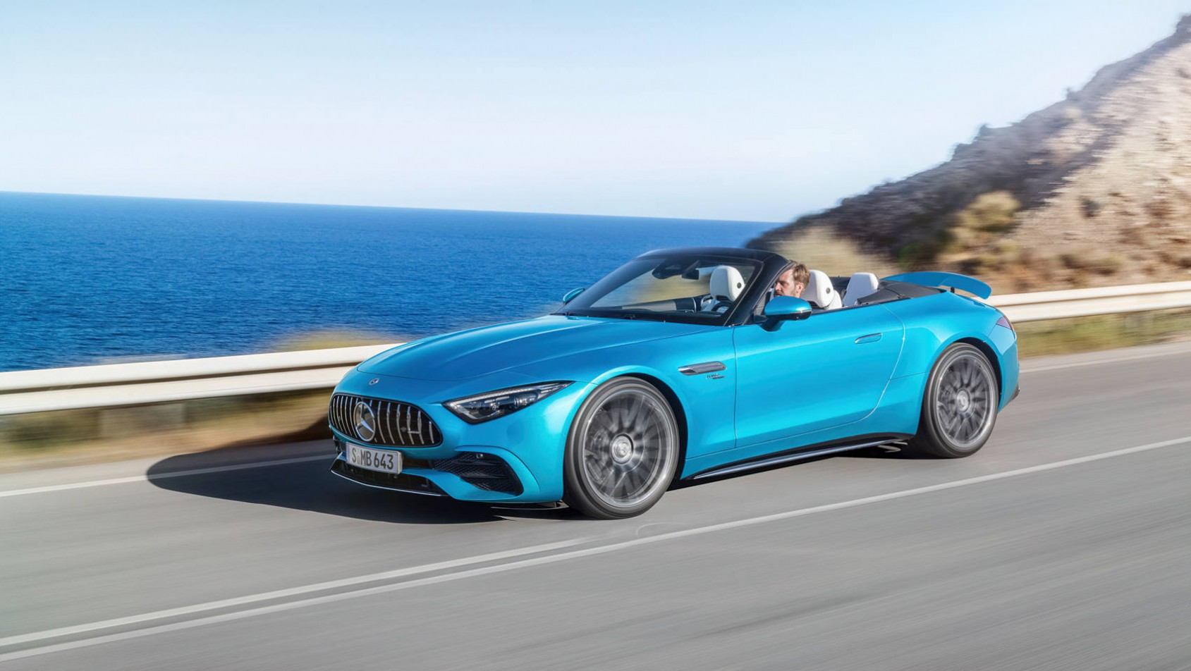 Debiutuje Mercedes-AMG SL43 Mercedes-AMG SL43 - dynamiczne ujęcie na tle morskiego krajobrazu
