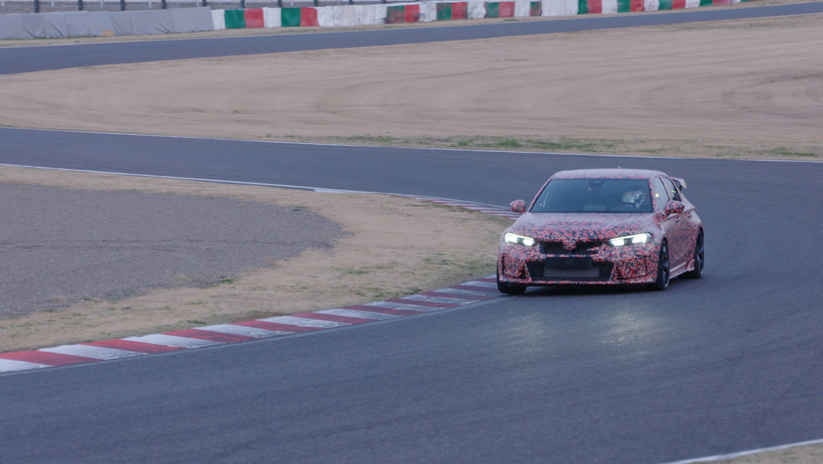 Honda Civic Type R wychodzi z zakrętu na torze Suzuka