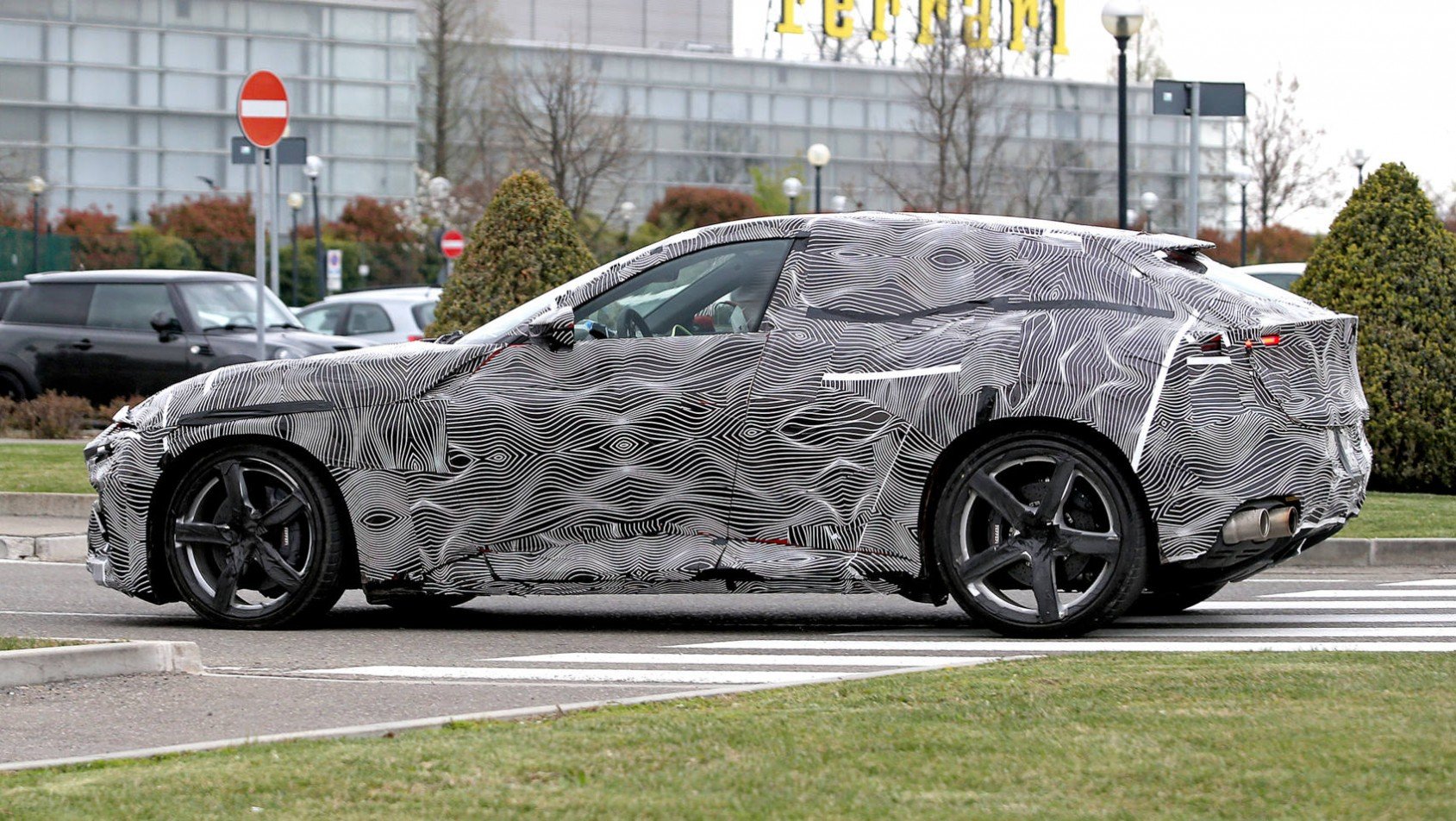 Ferrari Purosangue - atrakcyjna linia auta