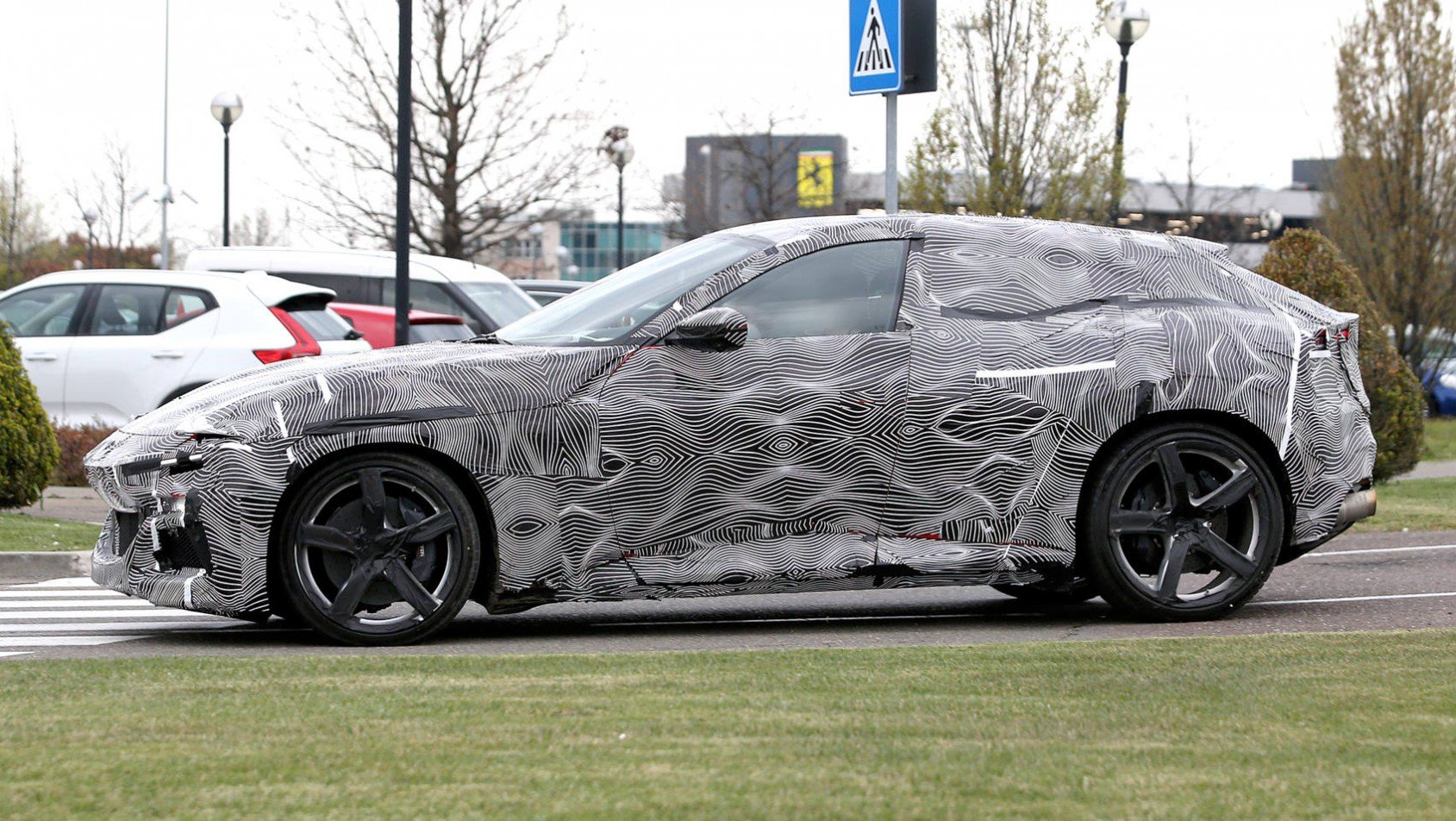 Pierwszy SUV od Ferrari - Purosangue