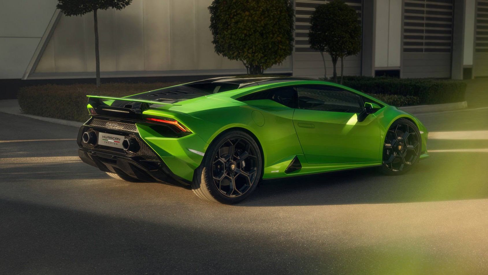 Zielony Lamborghini Huracan Tecnica na ulicy