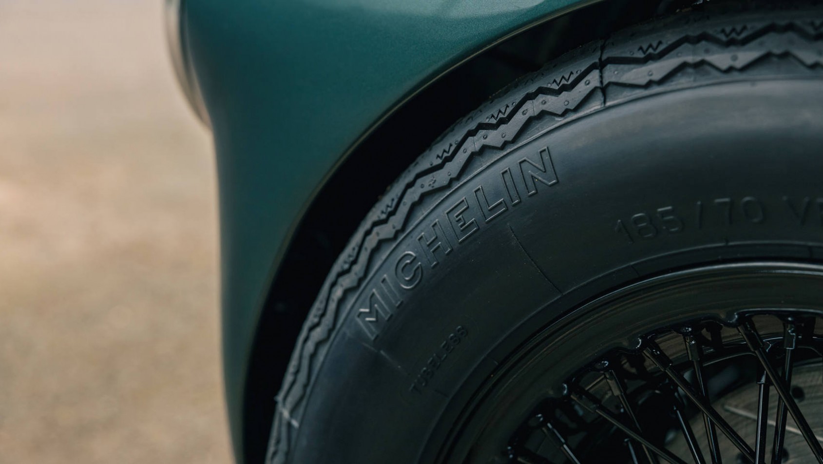 Healey by Caton - klasyczne opony Michelin