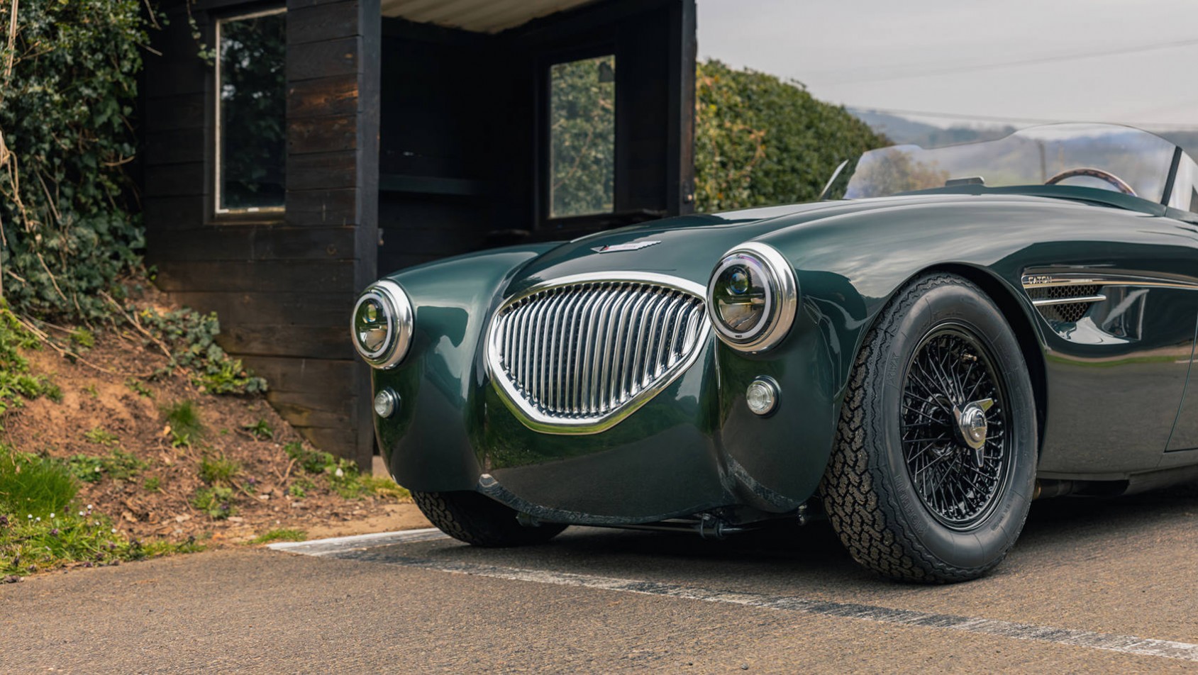 Healey by Caton - zbliżenie na front auta