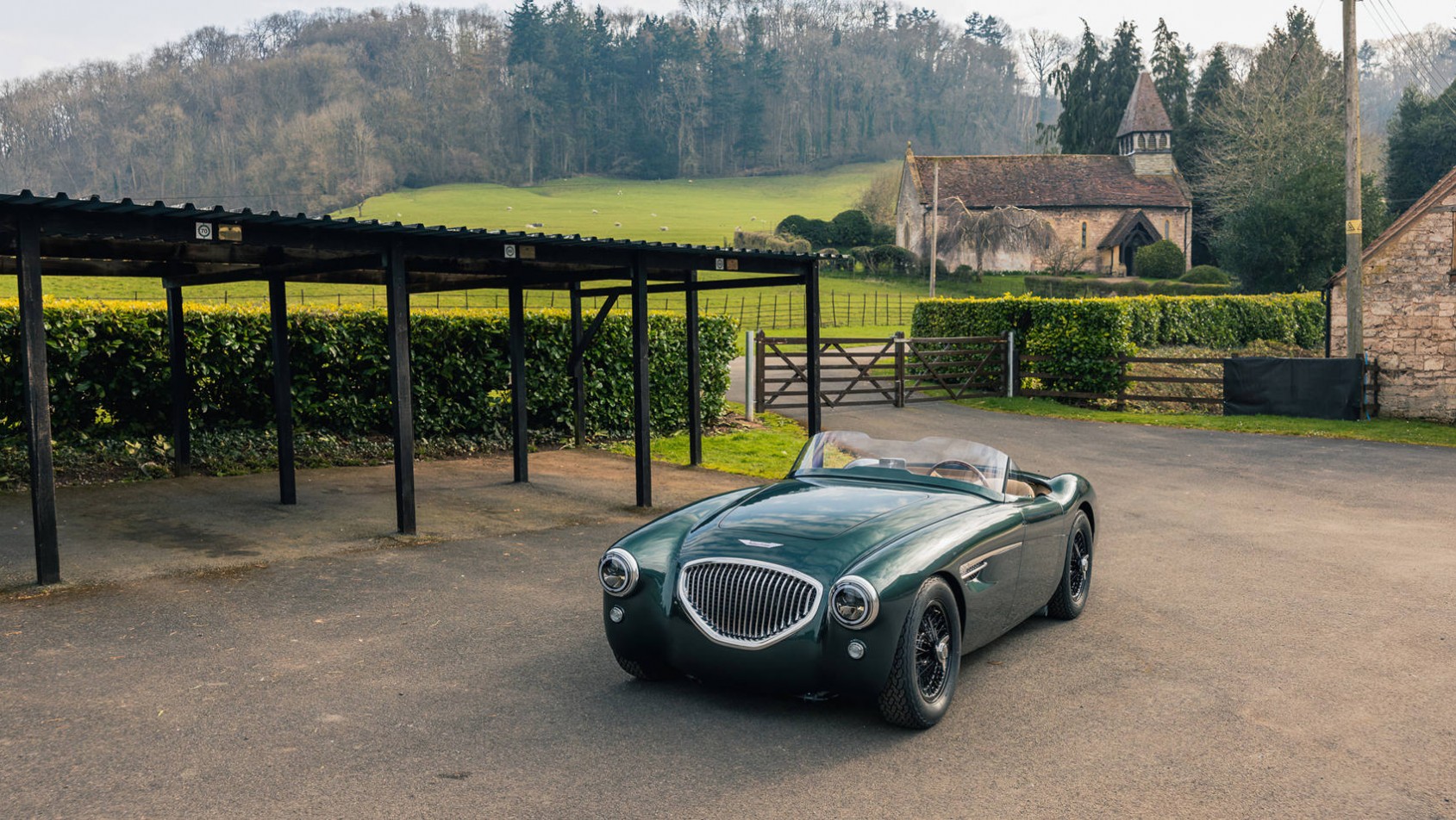 Healey by Caton na tle wiejskiego krajobrazu