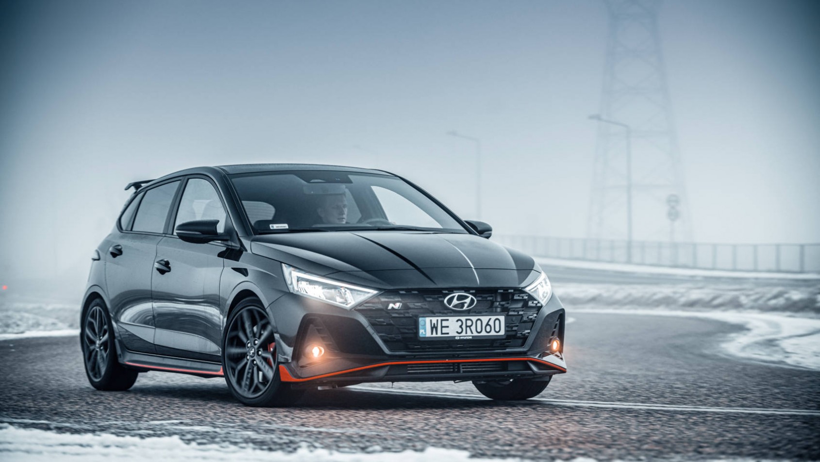 Hyundai i20 N w zimowej scenerii