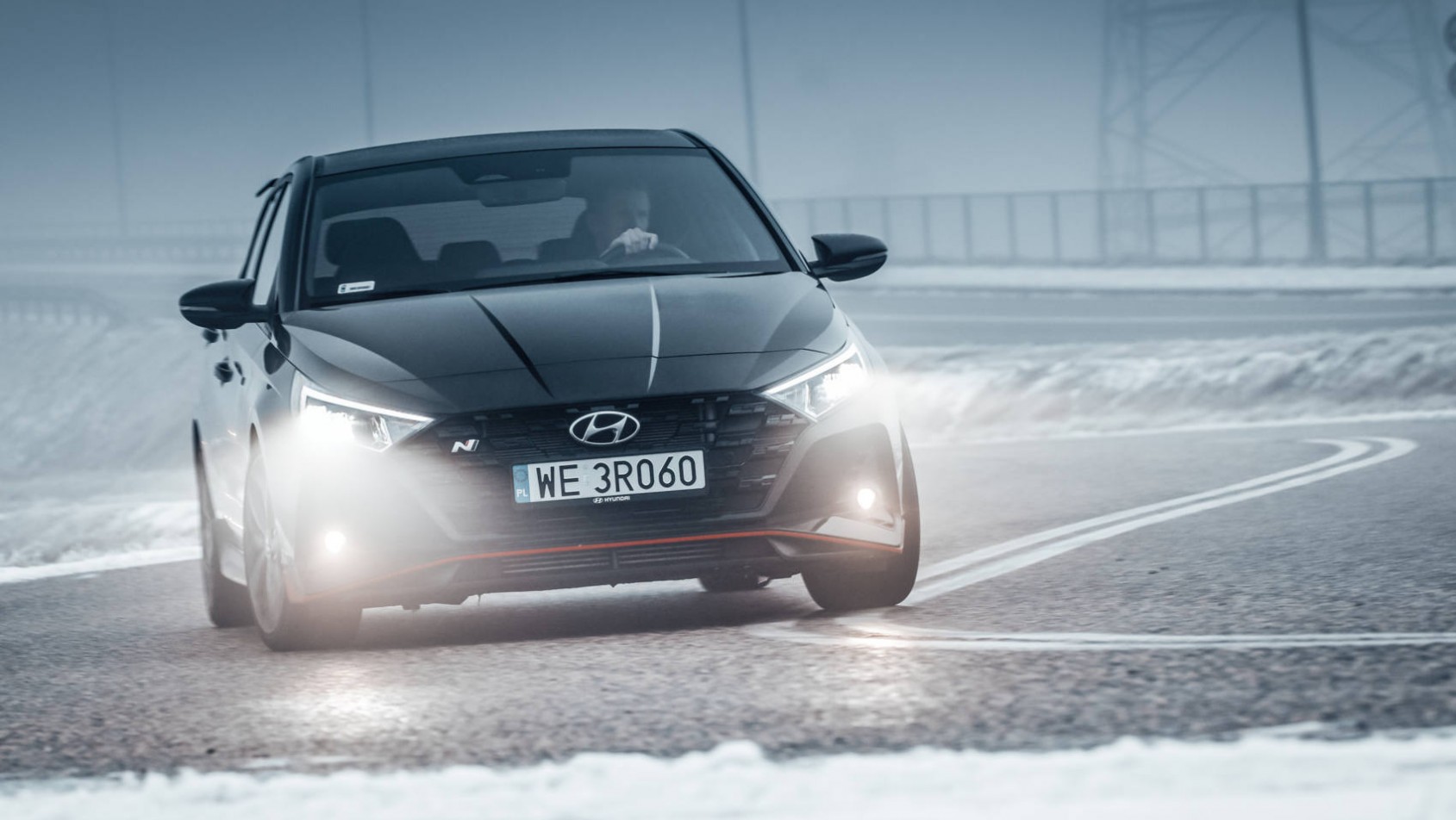 Hyundai i20 N podczas pokonywania oblodzonych zakrętów