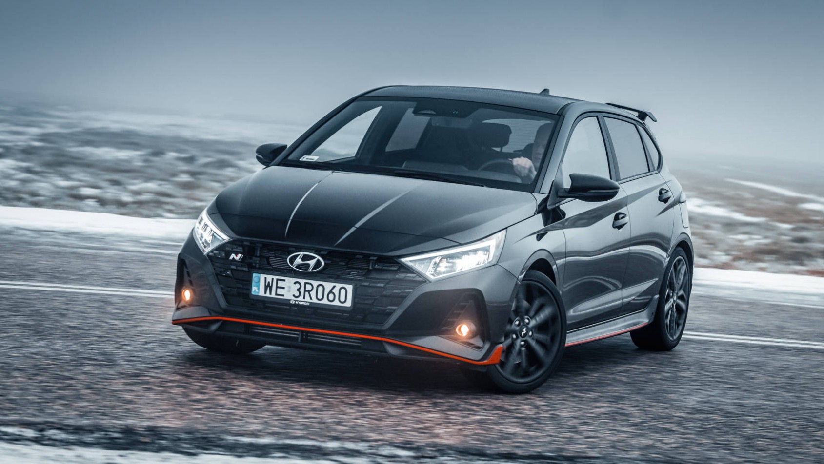Hyundai i20 N podczas dynamicznego wyjścia z zakrętu