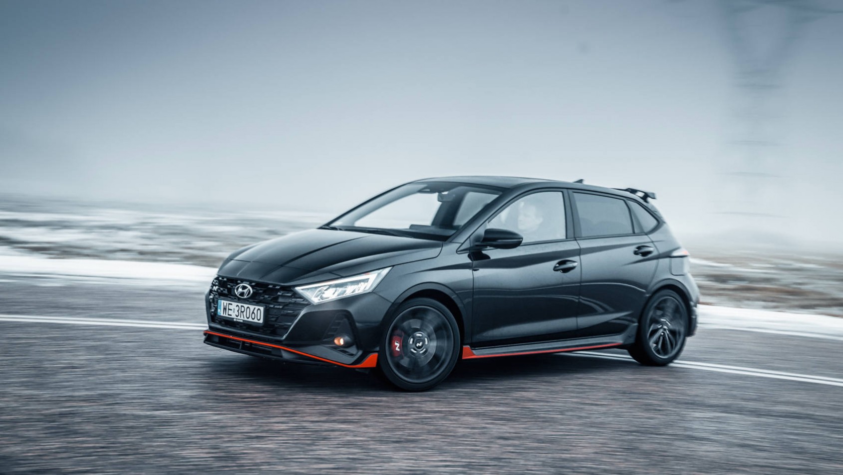 Hyundai i20 N wychodzi bokiem z zakrętu