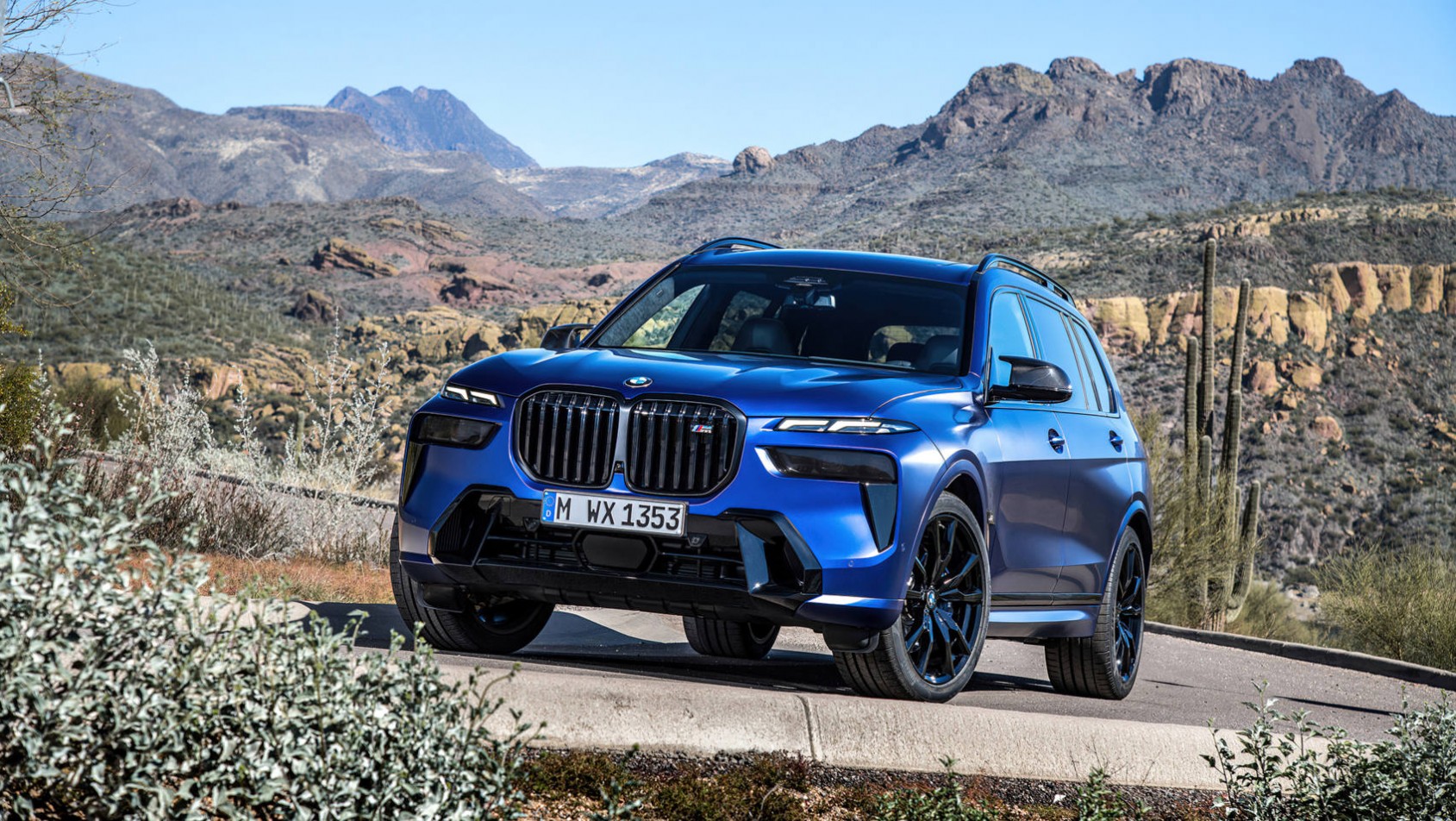 BMW X7 M60i na tle górzystego krajobrazu