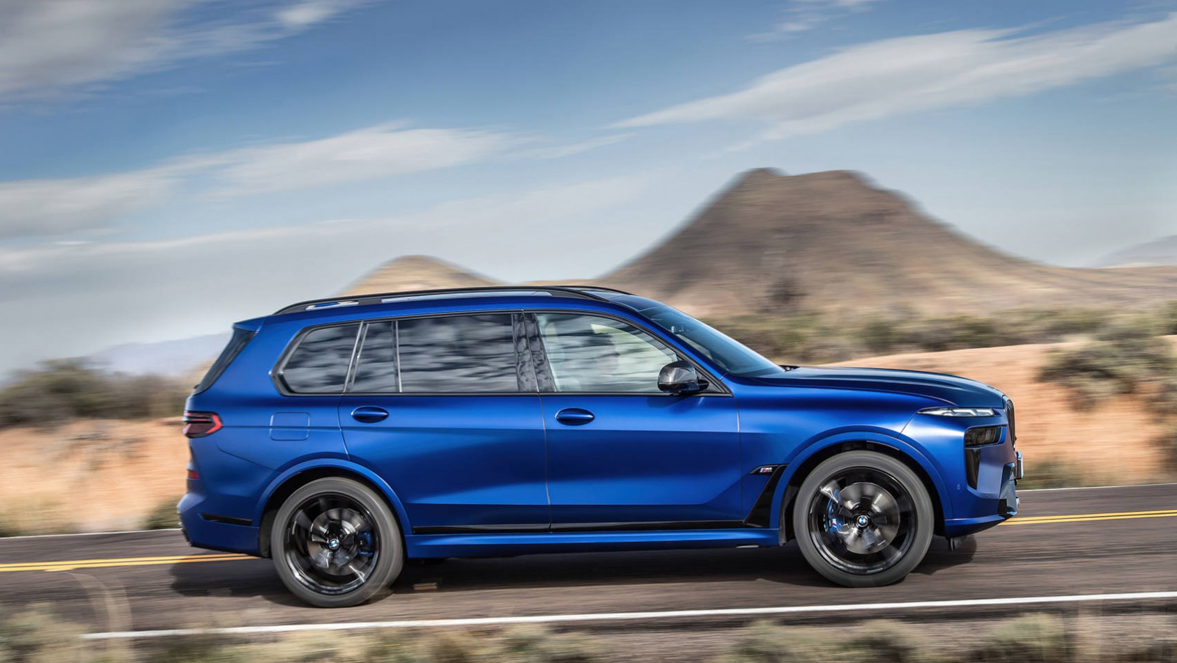 BMW X7 M60i - dynamiczne ujęcie na tle pustynnego krajobrazu