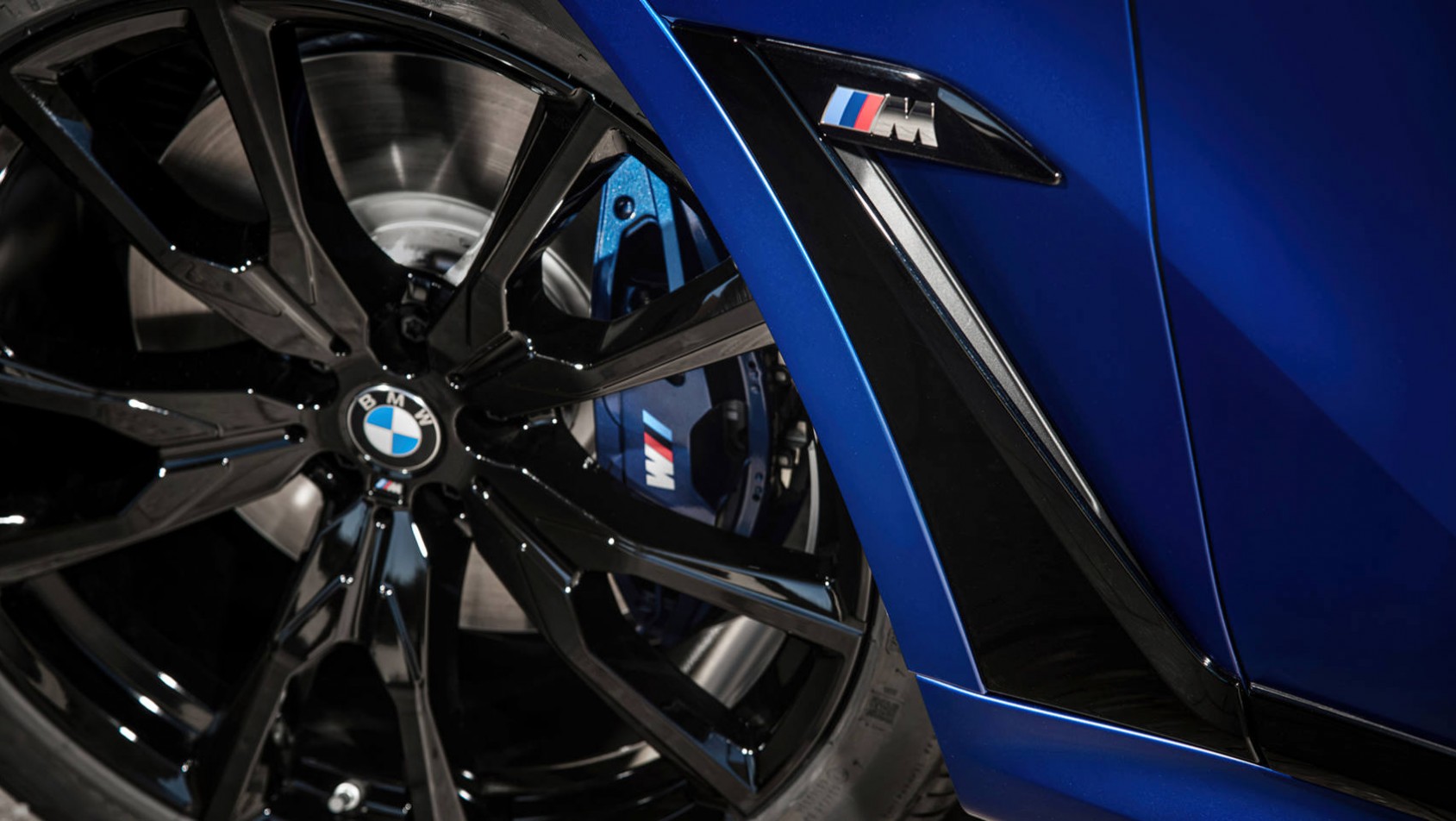 BMW X7 M60i - zbliżenie na koło i zaciski