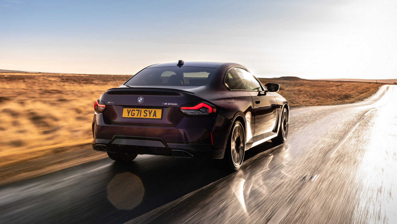 BMW M240i xDrive sylwetka z tyłu