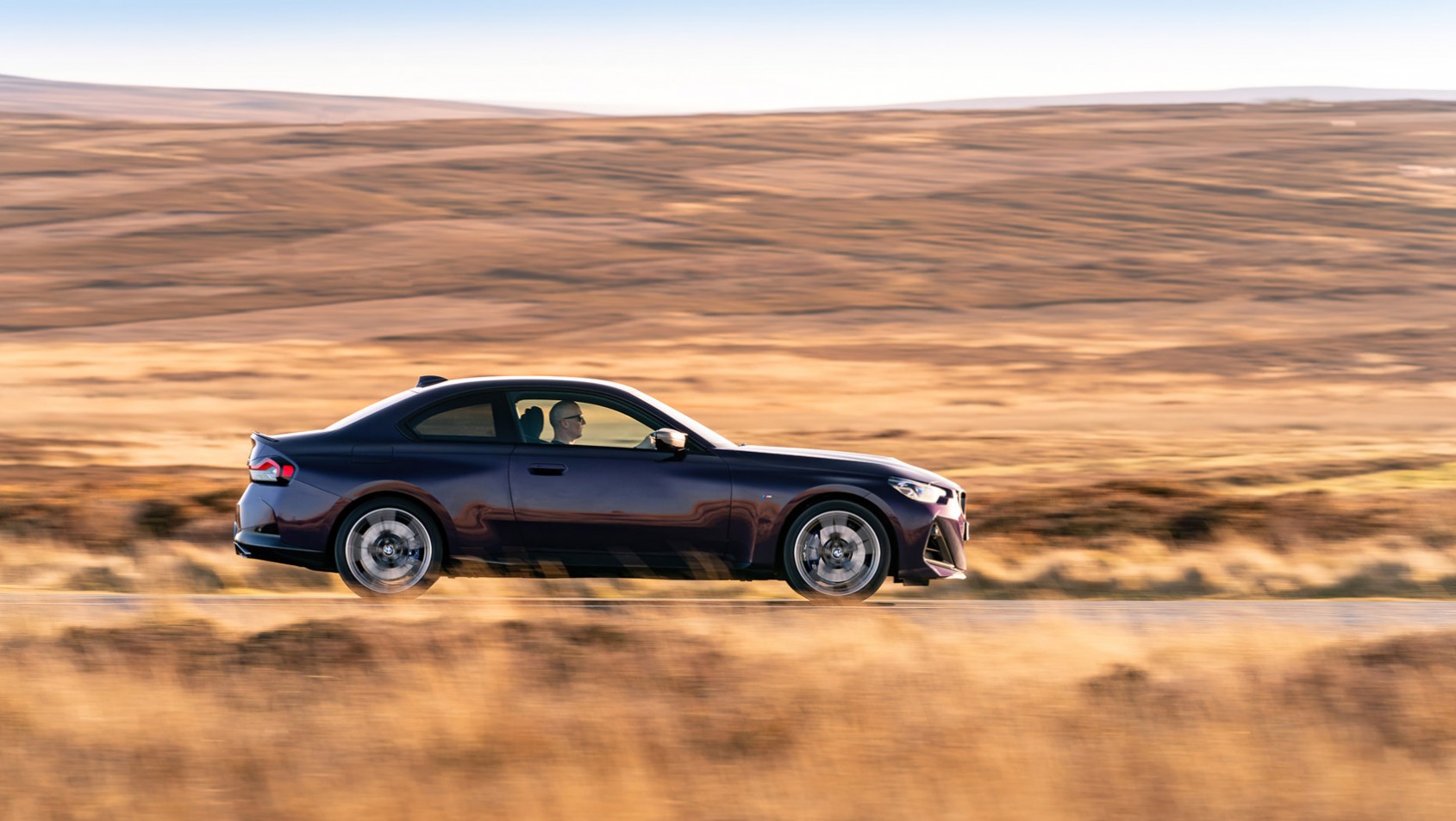 BMW M240i xDrive sylwetka z boku